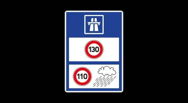 Panneau autoroutier indiquant une vitesse limite de 130 km/h par temps sec et 110 km/h par temps de pluie.
