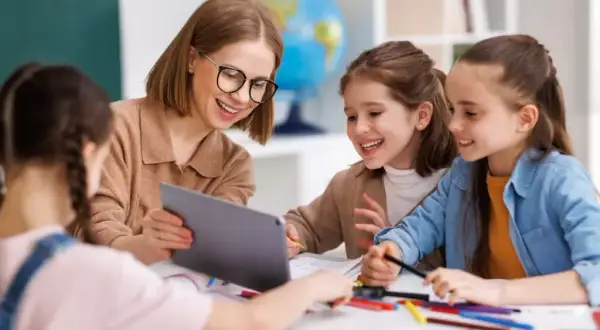 Co można robić po studiach pedagogicznych? Sprawdź najlepsze opcje kariery