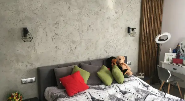 Farba betonowa czy beton dekoracyjny? Koszty, trwałość, efekty