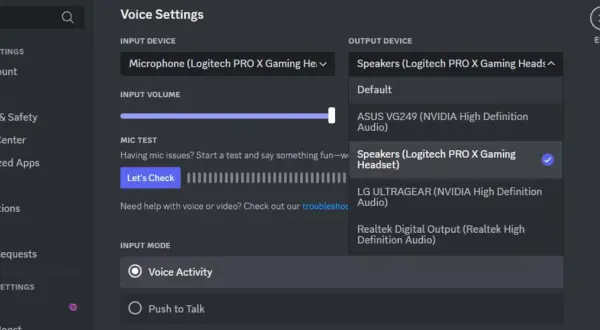 Ustawienia głosu Discord: mikrofon Logitech PRO X, głośniki Logitech PRO X. Oczekiwanie na punkt końcowy Discord, aby rozpocząć rozmowę.