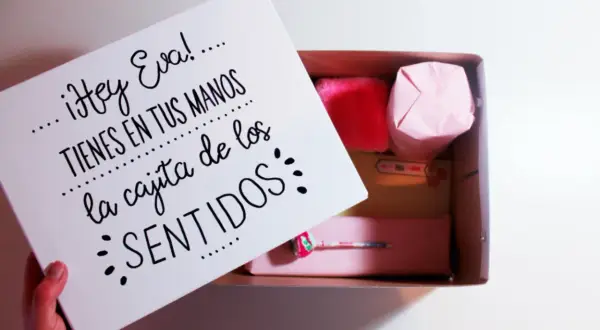 ¡Eva! Tienes en tus manos la cajita de los cinco sentidos. Contiene sorpresas para deleitar cada uno de ellos.