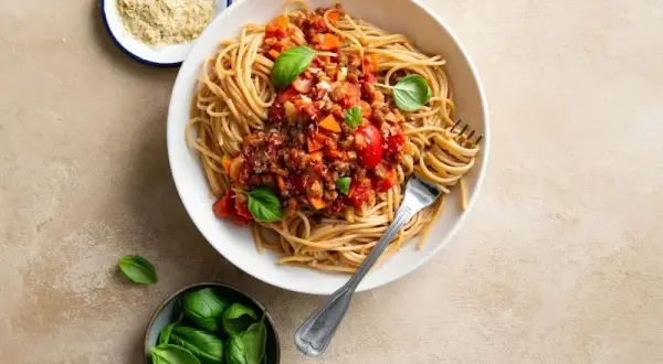 Wegańskie spaghetti bolognese - najlepszy przepis na domowy sos bez mięsa