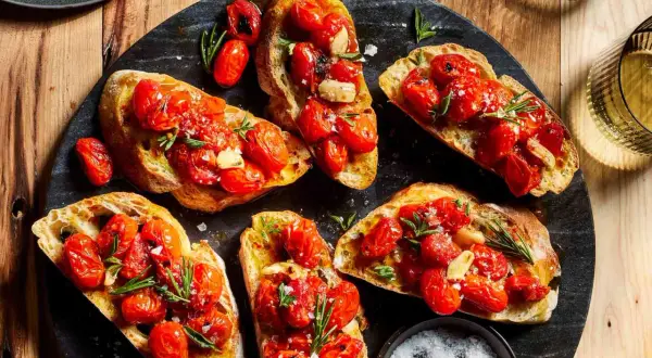 Pyszne bruschetty z pomidorkami koktajlowymi i czosnkiem. Idealne antipasti co to, by zacząć ucztę.