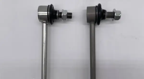 Deux biellettes de barre stabilisatrice neuves, prêtes pour le changement. Le prix de cette pièce est essentiel pour le contrôle de votre véhicule.