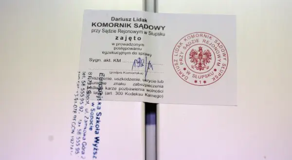 Zajęto w postępowaniu egzekucyjnym. Komornik Dariusz Lidak przy Sądzie Rejonowym w Słupsku. Dłużnik musi uważać, by nie uszkodzić znaku zabezpieczenia.