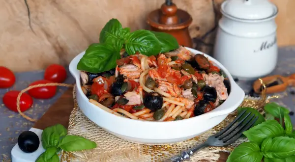 Szybkie spaghetti z tuńczykiem i oliwkami – pyszny obiad w 30 minut