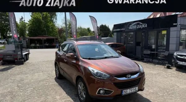 Brązowy Hyundai ix35 na placu komisu "Auto Ziajka". Zastanawiasz się nad jego spalaniem? Sprawdź ofertę!