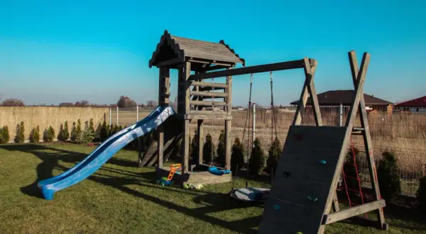 Jak zabezpieczyć drewniany plac zabaw? Bezpieczne metody i trwałość