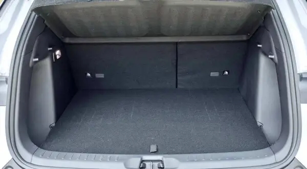 Le coffre du BYD Atto 3 est spacieux et prêt à accueillir vos bagages pour un long voyage.