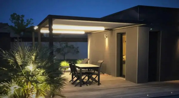 Iluminación moderna para tu pérgola: luces LED integradas y focos que realzan la vegetación.