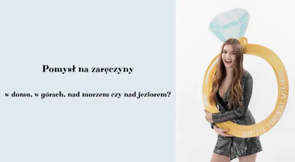 Uśmiechnięta dziewczyna w błyszczącej sukience trzyma gigantyczny pierścionek zaręczynowy. Idealny pomysł na wierszyki na zaręczyny i wieczór panieński!