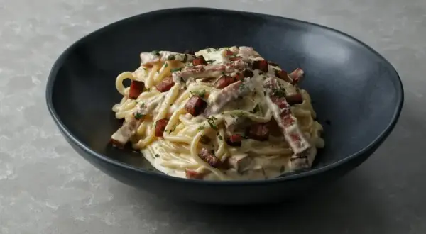 Pyszne spaghetti carbonara z chrupiącym boczkiem i kremowym sosem. Idealne carbonara skladniki.