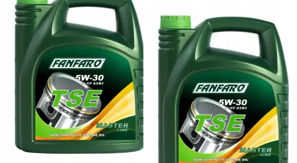 Dwa zielone kanistry oleju silnikowego Fanfaro 5W-30 z tłokiem na etykiecie.