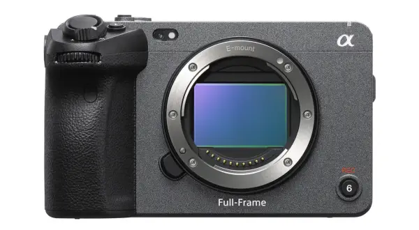 Szara obudowa aparatu Sony fx3 z pełnoklatkowym sensorem i uchwytem.