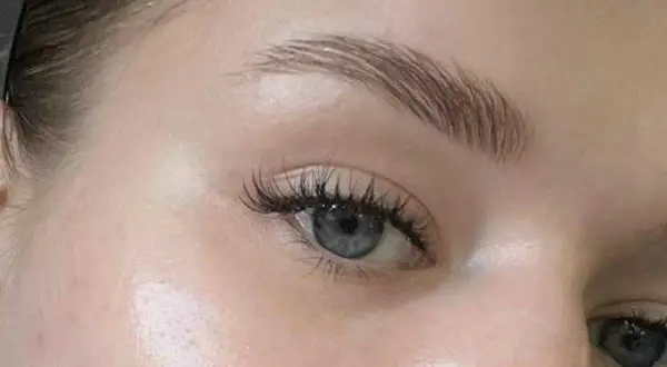Skóra wokół oczu lśni dzięki kremowi pod oczy Beauty of Joseon. Delikatne brwi i długie rzęsy podkreślają spojrzenie.