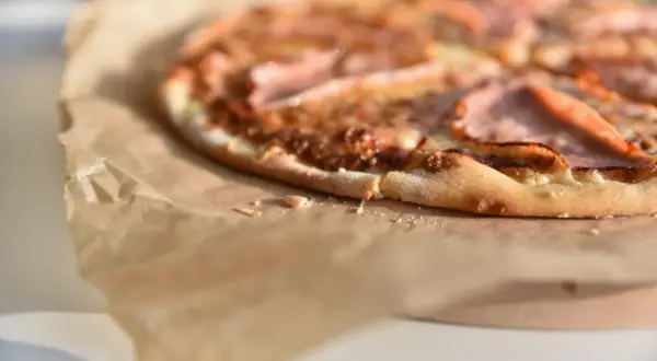 Pyszna pizza na papierze, zastanawiasz się, ile kalorii ma pizza 42 cm?