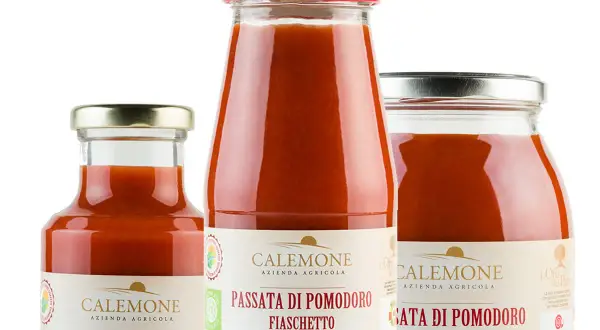 Tre bottiglie di passata di pomodoro pugliese Calemone, un tesoro della terra di Torre Guaceto.