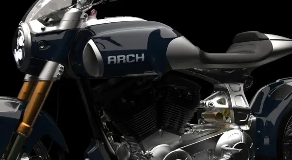 Elegancki motocykl ARCH w kolorze granatowym z chromowanymi detalami. Widoczny potężny silnik i sportowe siodło.