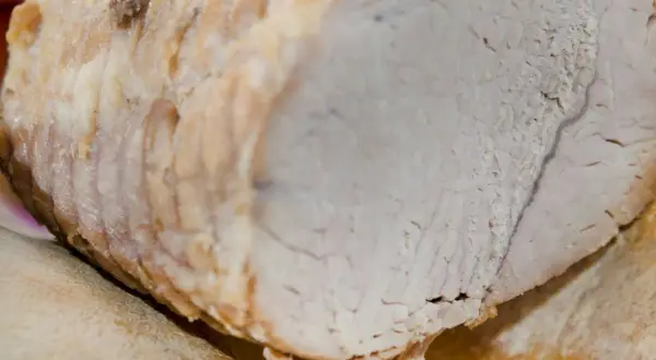 Super delikatny i soczysty schab gotowany, z widocznymi włóknami mięsa. Idealny na kanapki.
