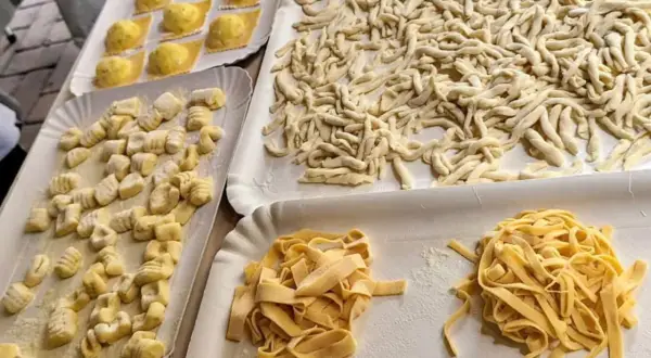 Plateaux de pâtes fraîches variées : gnocchis, trofie, raviolis et tagliatelles. Un vrai festin pour suivre une recette pâte fraîche chef italien.