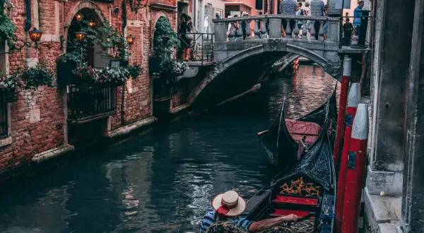 Gondola płynie kanałem, pod mostem, wśród ceglanych kamienic. To polska Wenecja, gdzie czas płynie wolniej.