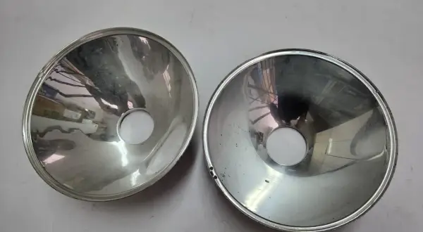 Due parabole per fari con cromatura riflettente, pronte per ridare luce e brillantezza.