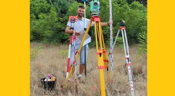Jak geodeta mierzy działkę? Proces, narzędzia i mity w 70 znakach