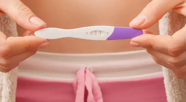 Dwie kreski na teście ciążowym. Kiedy zrobić test ciążowy najwcześniej? Odpowiedź może być widoczna już po 10 dniach od zapłodnienia.