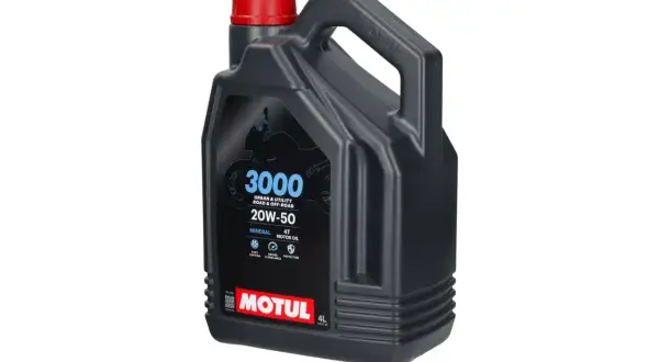 Czarny kanister z czerwonym korkiem, zawierający olej silnikowy Motul 3000 20W-50.
