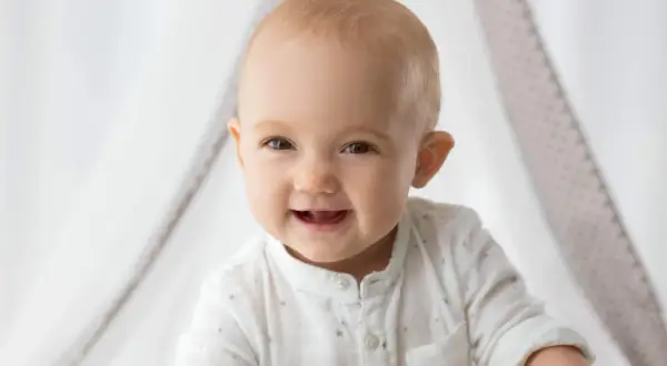 Ein strahlendes Babygesicht, das neugierig in die Welt blickt. So ähnlich sehen Babys mit 1 Woche, wenn sie ihre Umgebung erkunden.