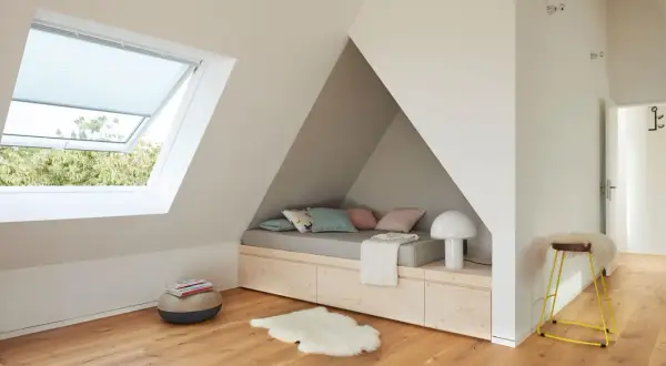 Gemütliche Nische mit Bett, Kissen und Lampe – tolle Jugendzimmer Ideen für Dachschrägen.