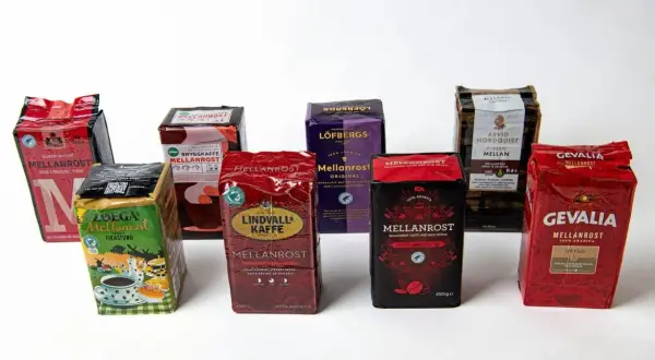 En samling kaffepaket för ett kaffe test. Här finns Mellanrost från Gevalia, Löfbergs, ICA, Arvid Nordquist, Zoégas, Lindvalls och fler.