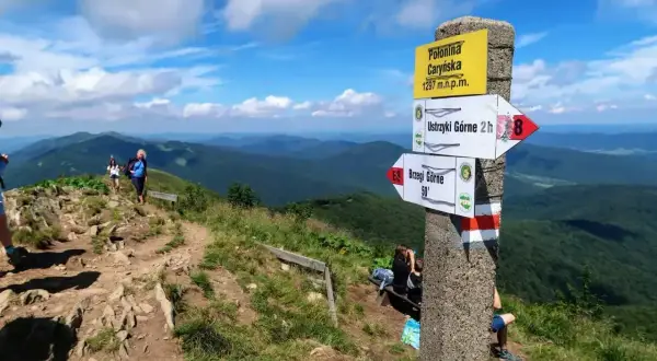Wspaniała wycieczka w Bieszczady! Widok z Połoniny Caryńskiej na malownicze pasma górskie.