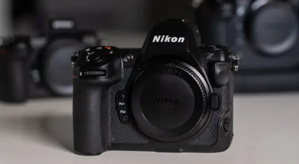 Czarny aparat Nikon z9, z obiektywem z mocowaniem Z. W tle widać inne aparaty.