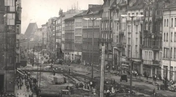 Prace budowlane na ulicy Święty Marcin w Poznaniu. Widać robotników, ciężki sprzęt i tory tramwajowe.