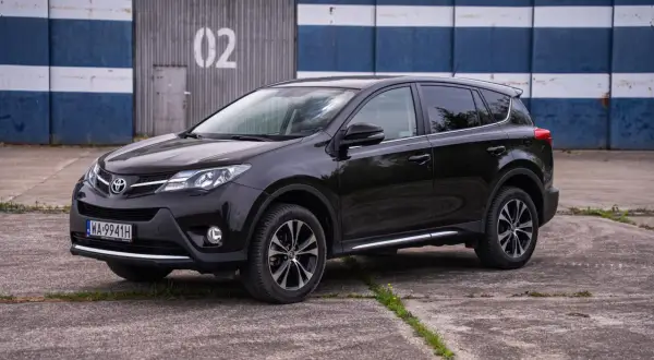 Czarny Toyota RAV4 2020. Sprawdź atrakcyjną cenę tego SUV-a.