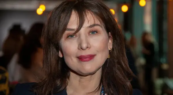 Katarzyna Herman, mimo że wygląda na lekko chorą, uśmiecha się do obiektywu.