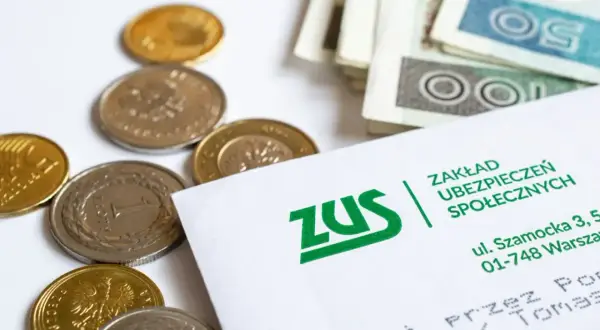 Monety i banknoty obok dokumentu ZUS. Nadzieja na spokojną emeryturę dla rocznika 1961 mężczyzny.