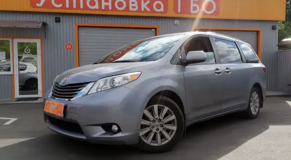 Gdzie znajduje się zbiornik LPG w Toyota Sienna? Oto ważne informacje