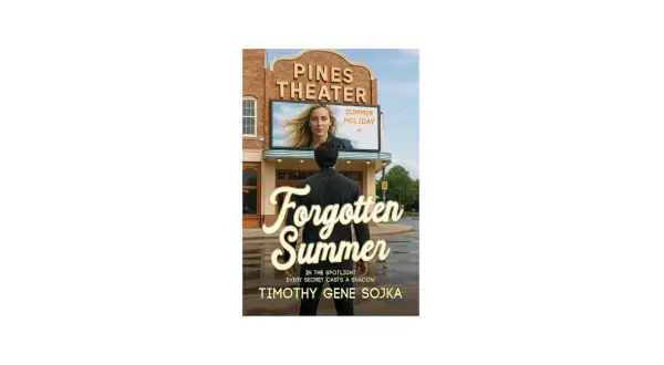 Okładka książki "Forgotten Summer" Timothy'ego Gene Sojki. Mężczyzna stoi przed kinem Pines Theater, na ekranie którego widnieje twarz kobiety i napis "Summer Holiday".