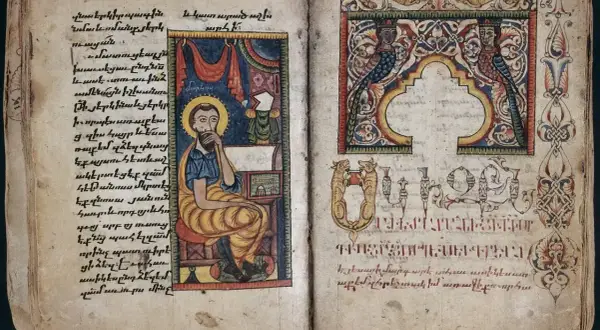 Ilustracja z Ewangelii św. Marka: święty siedzi przy biurku, pisząc. Obok ozdobne inicjały i miniatury.