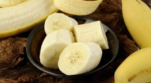 Banan w miseczce i obok, skórka. Czy to wskazówka, jak obniżyć potas domowymi sposobami?