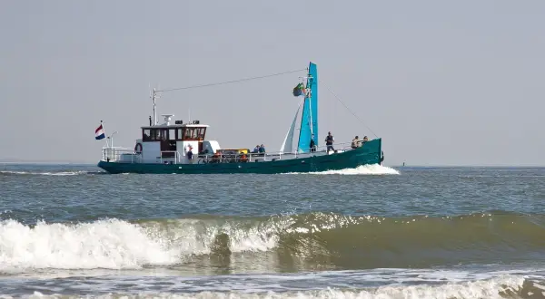 Ein Boot mit Anglern auf dem Weg zum gelben Riff. Die beste Angelzeit beginnt jetzt!