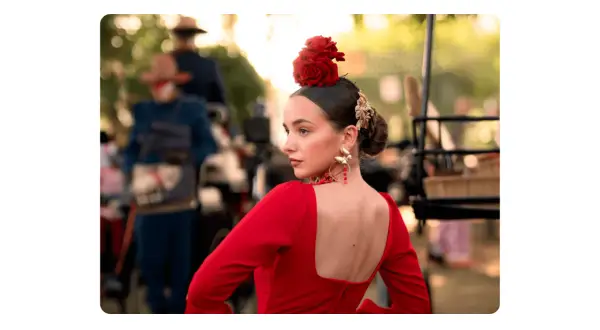 Joven con vestido rojo y rosas en el pelo, lista para la feria.