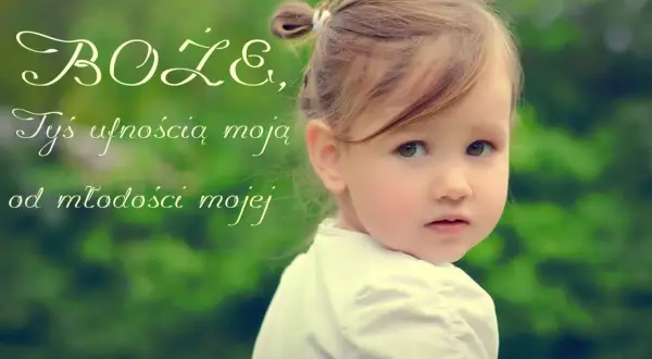 Mała dziewczynka z bucikami na głowie, z tekstem "Boże, Tyś ufnością moją od młodości mojej" nawiązującym do psalmu 71.