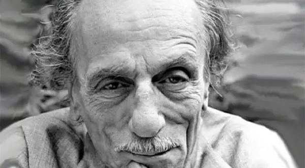 Ritratto in bianco e nero di un anziano uomo con baffi, uno dei grandi attori napoletani, con la mano sul mento.