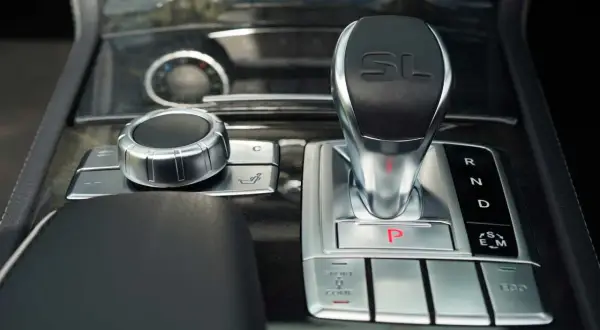 Manopola e leva del cambio semiautomatico Mercedes con selettore modalità di guida.