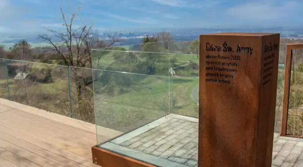 Widok z platformy na Górze Św. Anny. Tablica informuje o obszarze Natura 2000, rezerwacie przyrody i pomniku historii.
