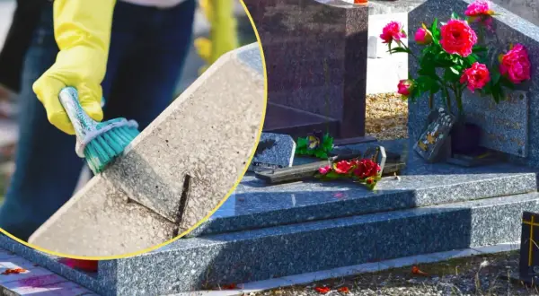 Rękawiczki i szczotka do mycia pomnika wodą z octem. Proporcje mieszanki są kluczowe dla skutecznego czyszczenia nagrobków.