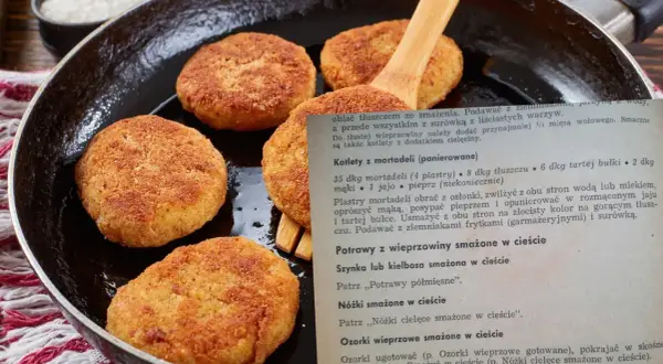 Złociste kotlety z mortadeli, usmażone na patelni, czekają na podanie z ziemniakami.